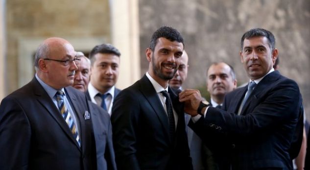 Deputeti që shkon me Lamborghini në parlament