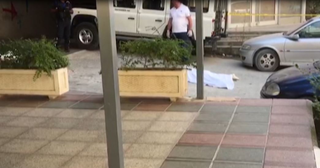 Gruaja e moshuar vdes pasi rrëzohet nga kati i tetë i pallatit