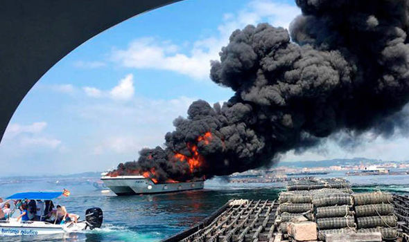 Panik dhe tmerr tek pasagjerët, anija shpërthen në flakë dhe tym (VIDEO)