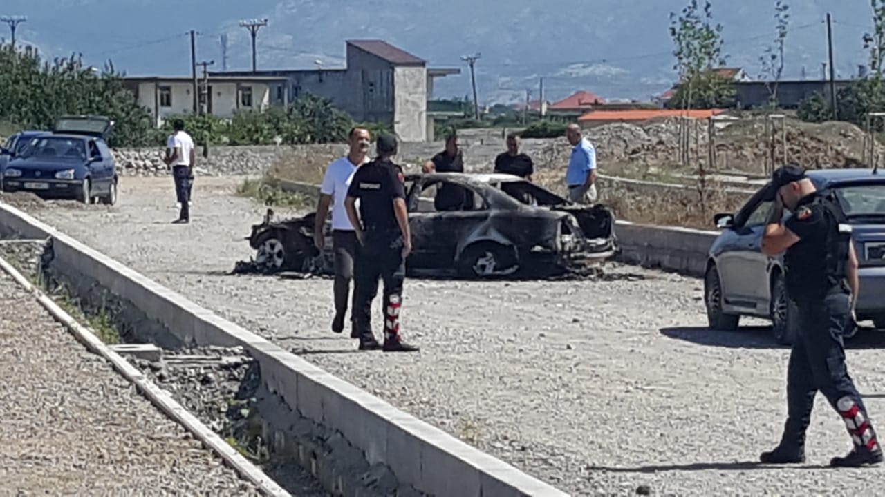 Gjendet një makinë e djegur, dyshohet të ketë lidhje me vrasjen e çiftit