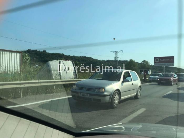 Mjeti del nga rruga, dy të plagosur (FOTO)