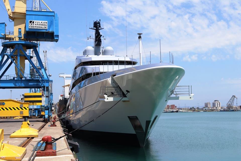 Jahti luksoz ankorohet në Durrës (FOTO)