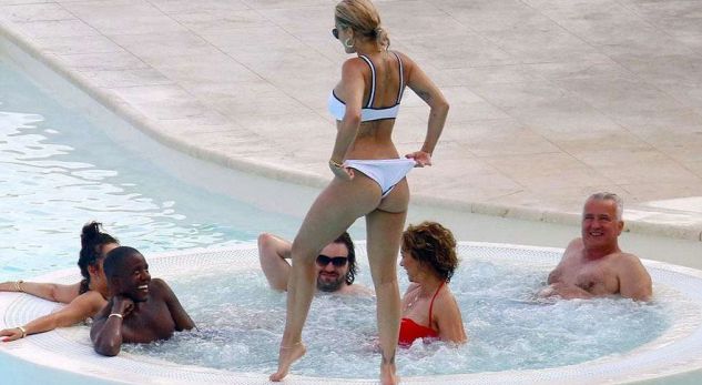 Rita Ora pushon në Francë me familjen (FOTO)