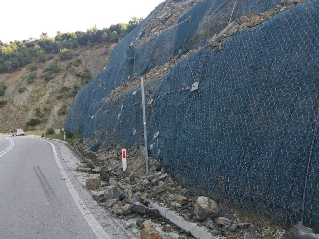 Shembet masivi shkëmbor, rrezik për kalimin e makinave