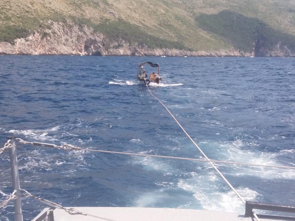 Peshkarexha pëson defekt, shpëtohen dy pjesëtarët e ekuipazhit dhe një fëmijë