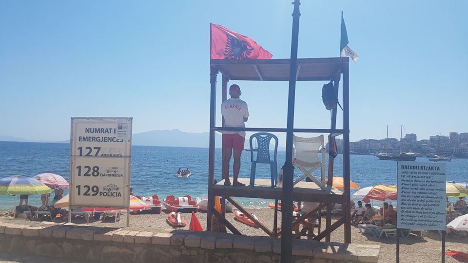Rama publikon fotot e kullave të vrojtimit në plazhe: Siguri për pushuesit