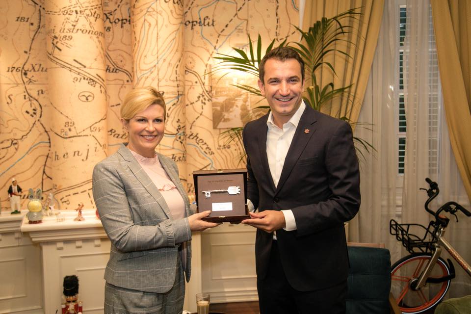 Erion Veliaj i jep Presidentes kroate “Çelësin e Qytetit”