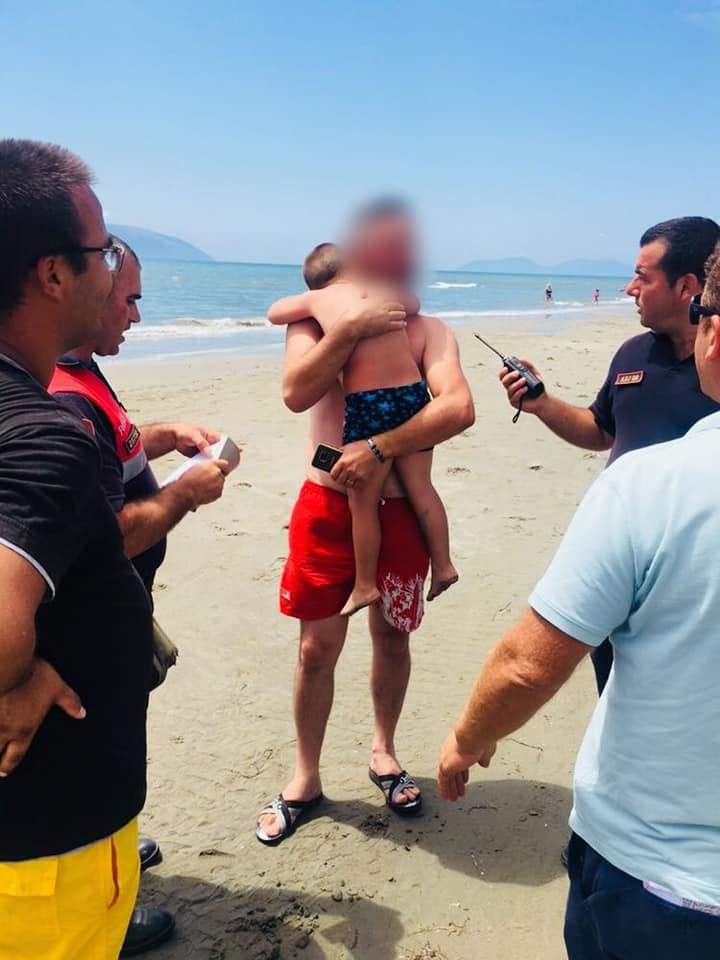 Prindërve u humb fëmija 4 vjeç në plazh, e gjen policia (FOTO)
