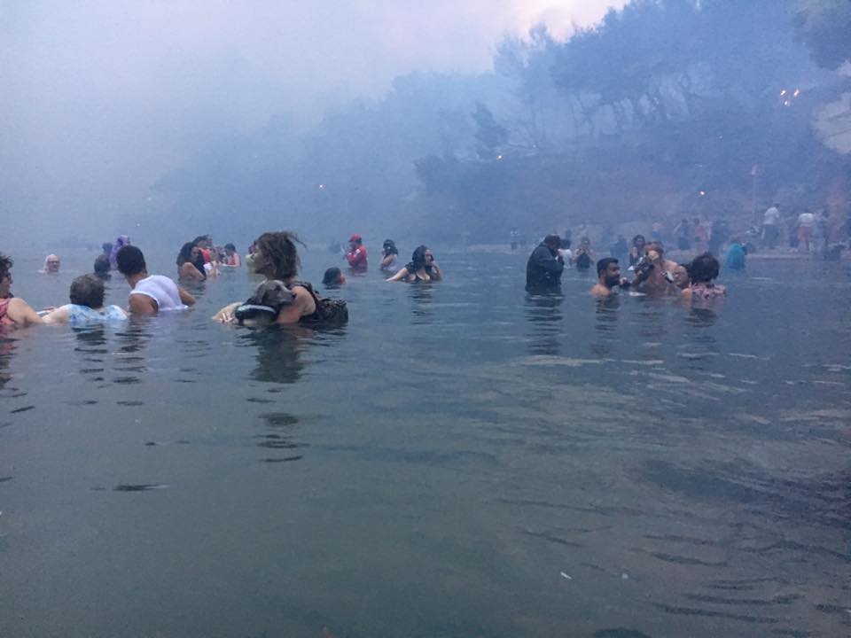 VIDEO/ Pamje të papublikuara më parë, me fëmijë në duar e të zhytur në det për t’i ikur zjarrit