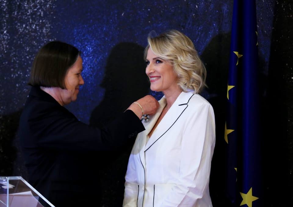 Presidenti i Francës nderon Mimi Kodhelin me titullin e lartë