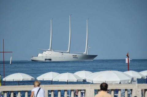 Mbërrin jahti super luksoz me velën më të madhe në botë (FOTO)