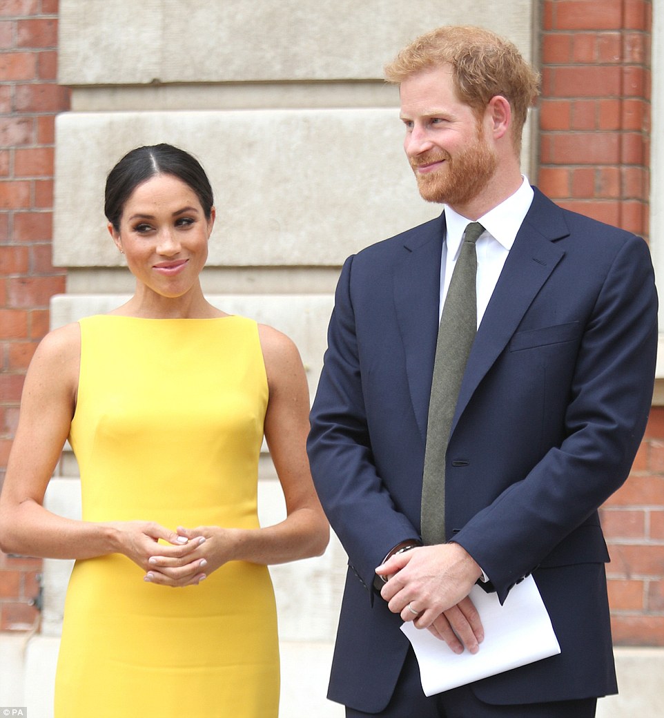 Meghan Markle ‘verbon’ me një fustan të verdhë! (FOTO)