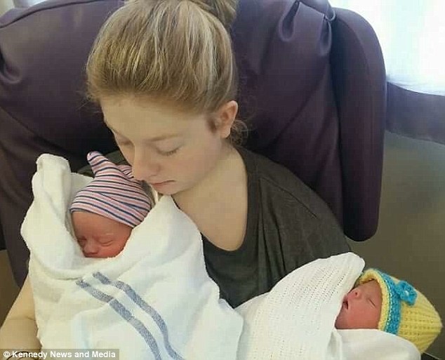 “Shkova natën në tualet dhe linda binjakë!” Nuk e dinte që ishte shtatzënë… (FOTO)