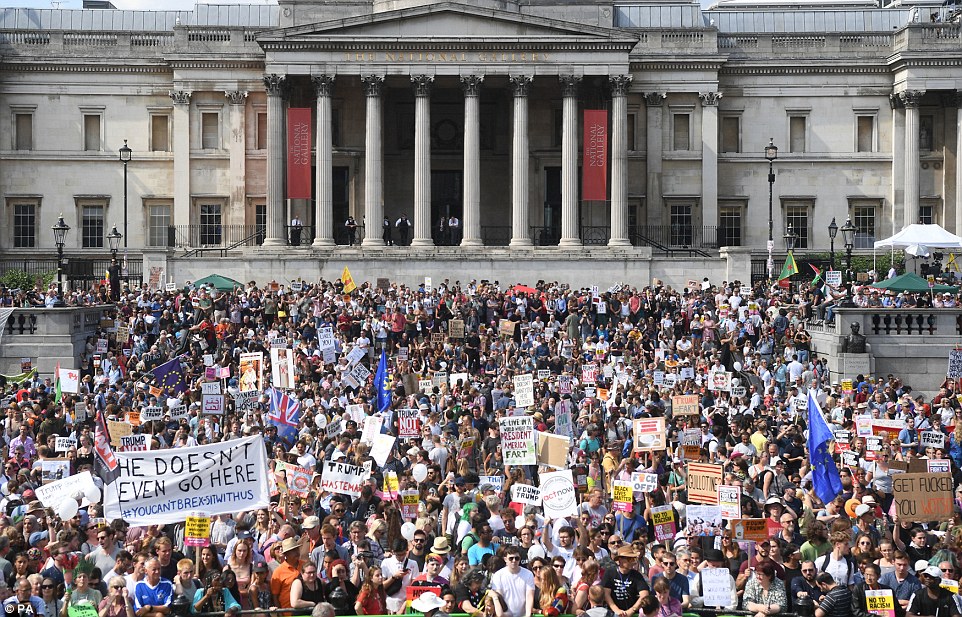 Trump takon mbretëreshën, nisin protestat masive në Londër (FOTO)