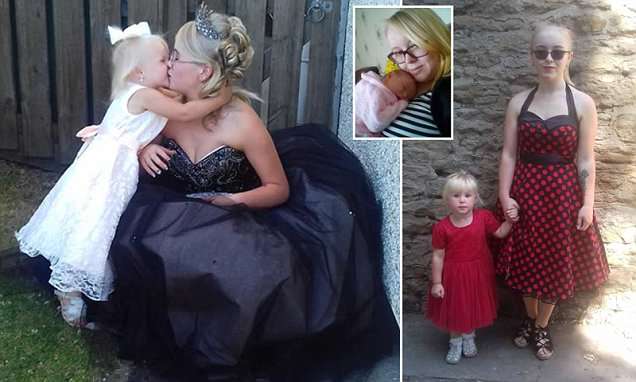 Nënë që 13 vjeçe, adoleshentja merr vajzën në festën e shkollës për të mbyllur gojën shokëve!