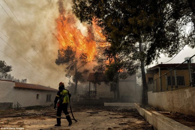 26 persona u dogjën të gjallë në restorantin në Athinë, u gjetën të përqafuar