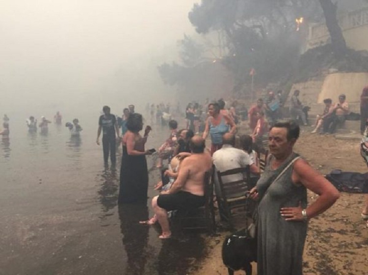 Tmerri nga zjarret/ Shpallet gjendja e jashtëzakonshmenë Greqi, vendet evropiane dërgojnë avionë