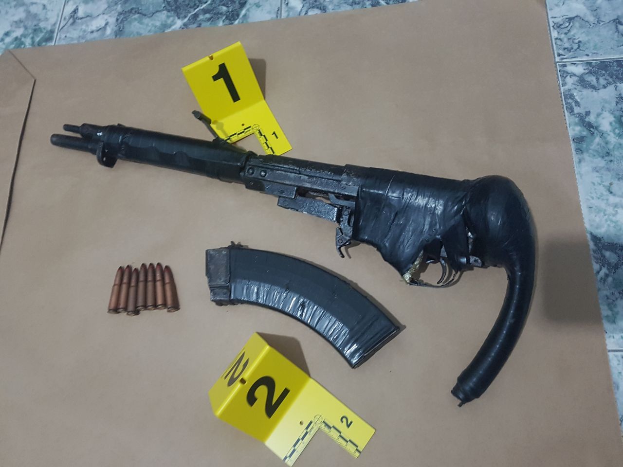 Kërcënon me vdekje 32-vjeçarin, i riu hedh armën e largohet sapo sheh policinë