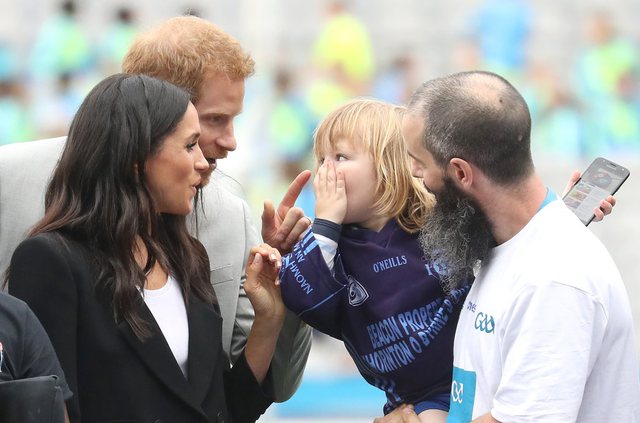 3 vjeçari ‘ngacmon’ Meghan Markle, Princi Harry reagon menjëherë (FOTO)