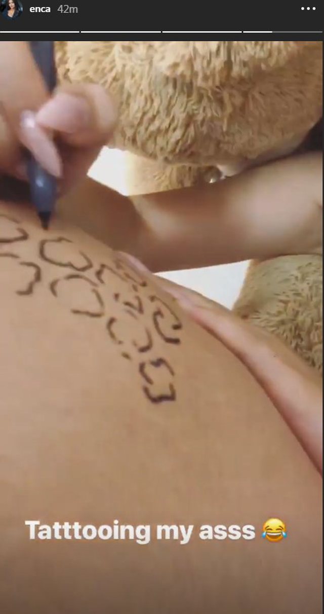 Shoqja i bën tatuazh të pasmet, Enca Haxhia publikon pamjet në internet (FOTO)