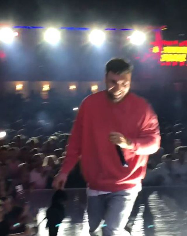 Fansja heq reçipetat dhe i hedh në skenë, shikoni si reagon Ledri (VIDEO)