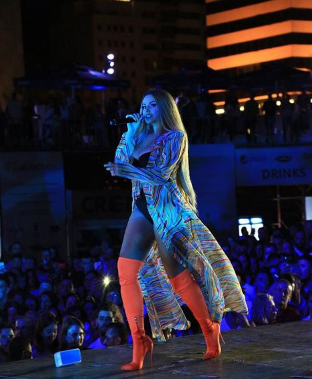 Enca thotë diçka për Noizy-n mes koncertit, fansat shpërthejnë në brohorima (VIDEO)