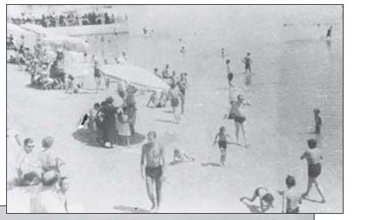 Kur në Durrës shkohej në plazh me çadër e bukë me vete… (FOTO)