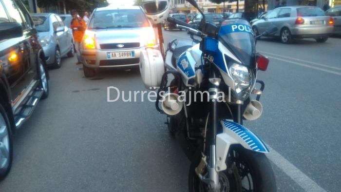 Aksident në mes të Durrësit (FOTO)