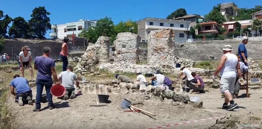 Arkeologët italianë zbarkojnë në Amfiteatrin e Durrësit (VIDEO)