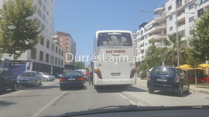 FOTO/ Autobusi me turistë kalon në rrugën “Pavarësia”