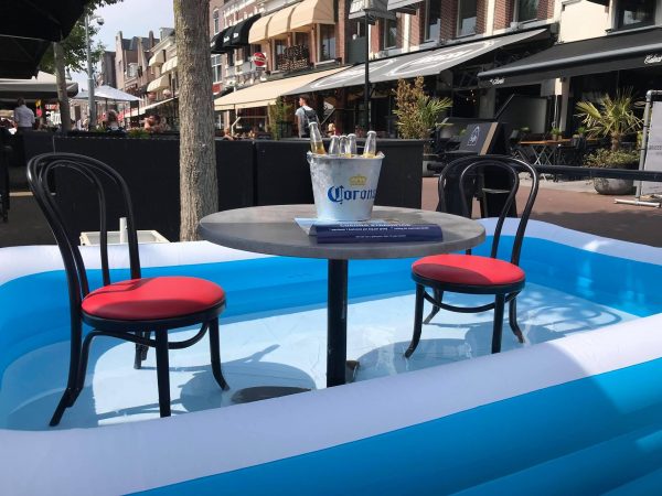 Keni vapë? Mund të pini birra duke freskuar këmbët! (FOTO)