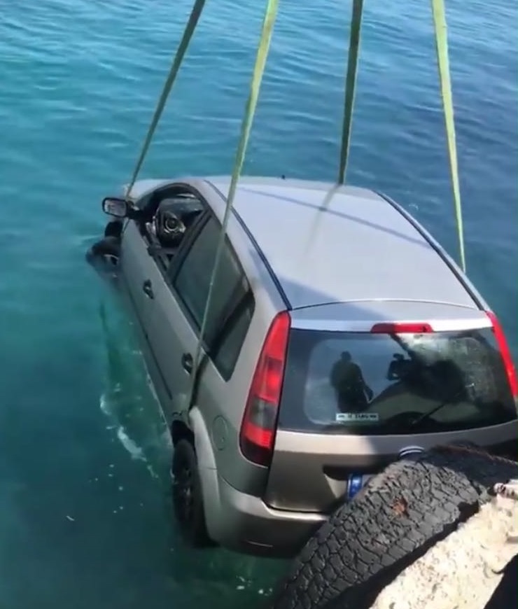 Aksident i frikshëm në Himarë, makina del nga rruga dhe përfundon në det (FOTO)