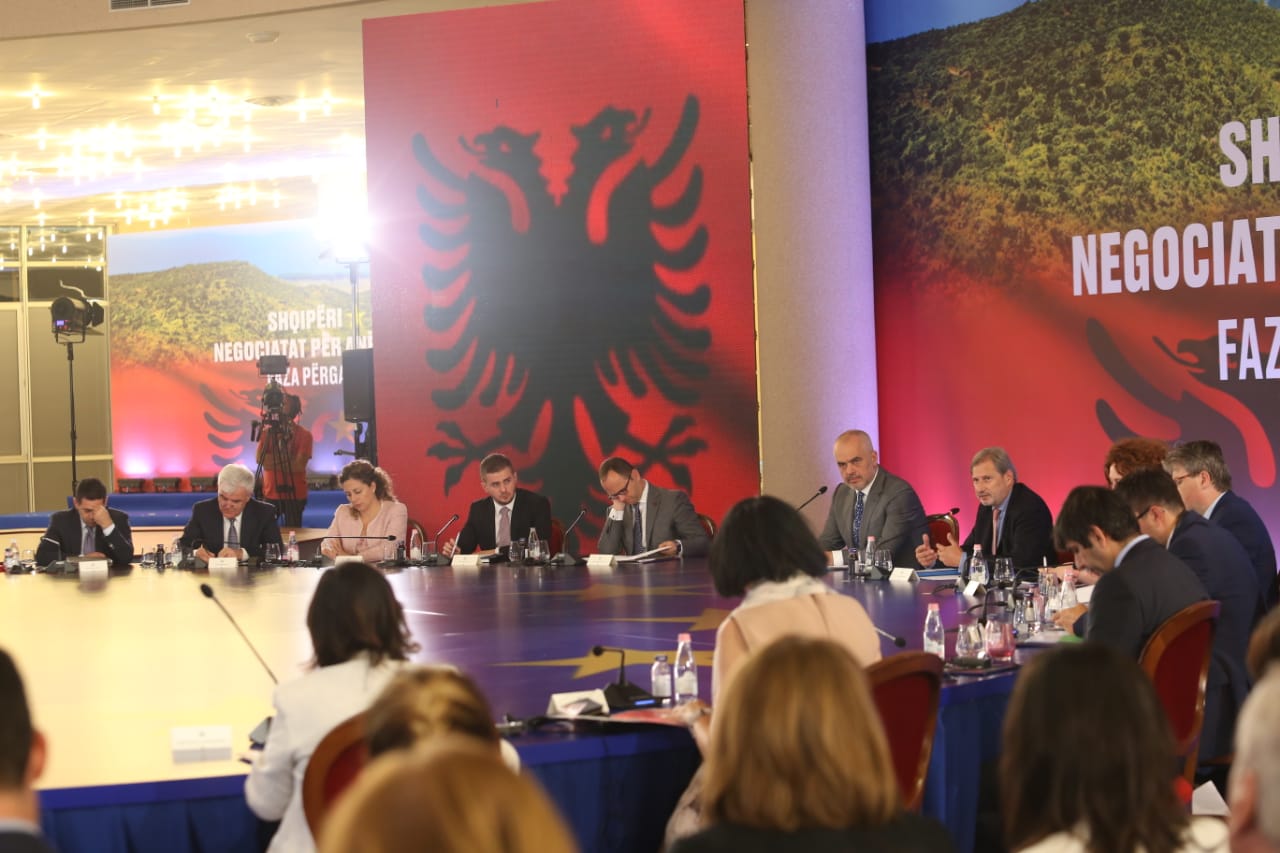 Hahn ministrave të Ramës: Merrni staf me përvojë për të negociuar!