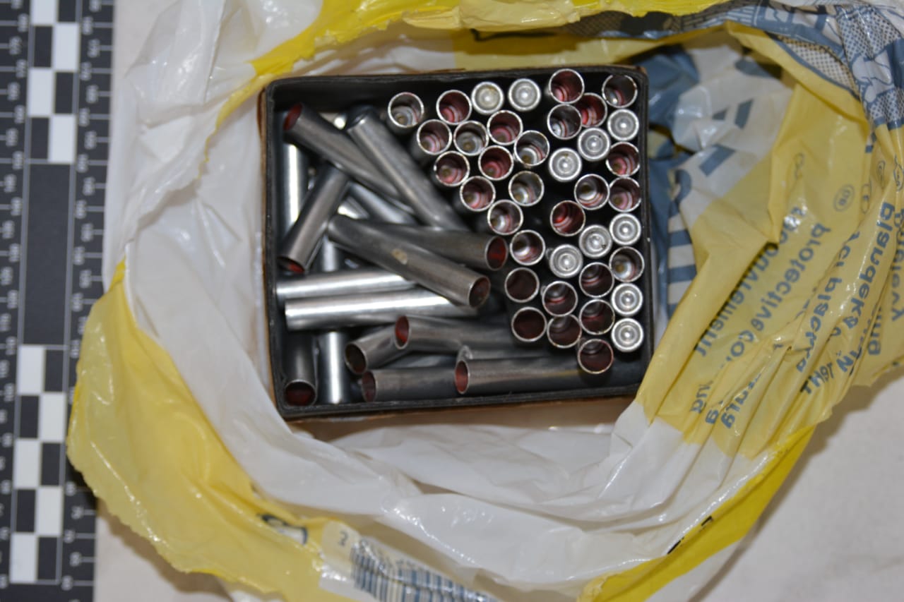 Kallëpe tritoli dhe kapsolla donatore në magazinën e lokalit, arrestohet pronari