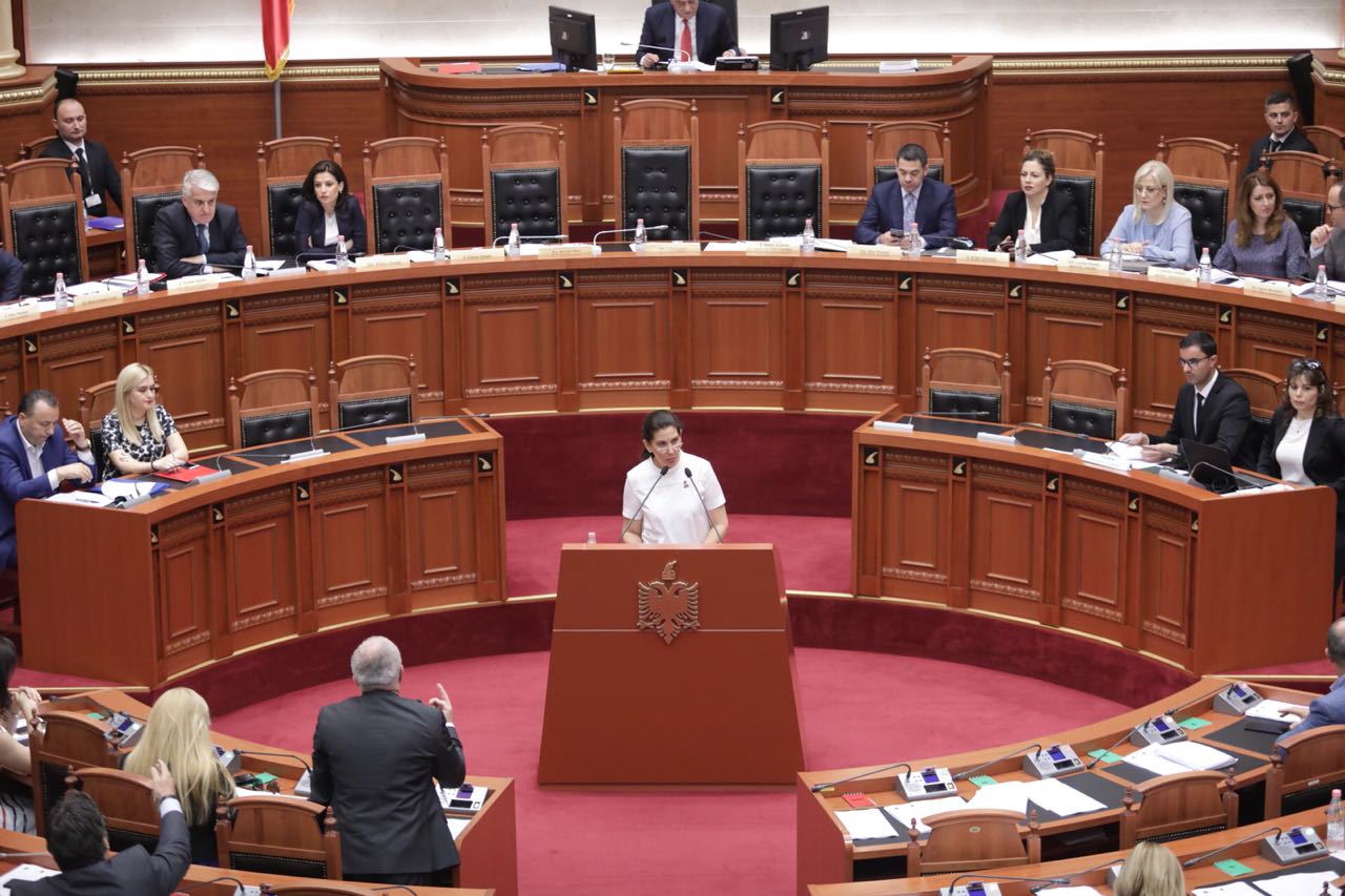 Jashtë protesta për teatrin, Kumbaro: Ato 2-3 ndërtesa janë të ezauruara, duhen shembur