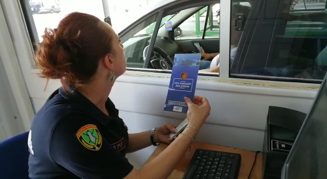 Policia e Shtetit shpërndan fletëpalosje enkas për pushuesit kosovarë