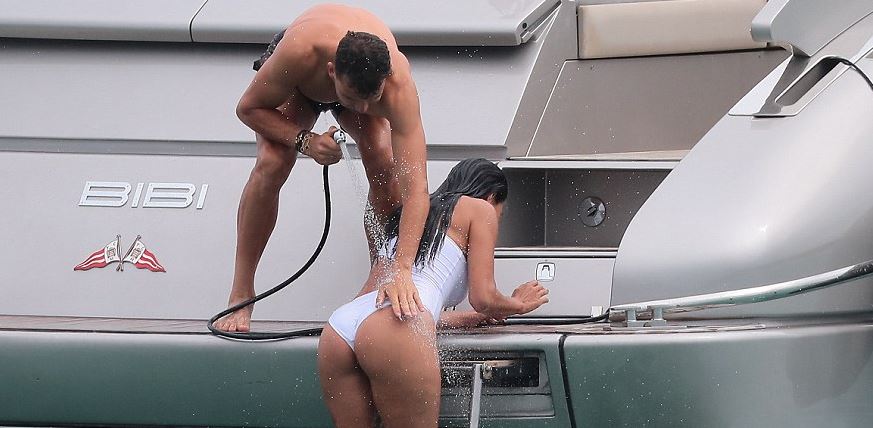 Pushimet e nxehta të këngëtares me të dashurin