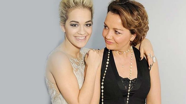 Rita Ora me pushime në Monte Carlo, shfaqet me bikini me nënën e saj (FOTO)
