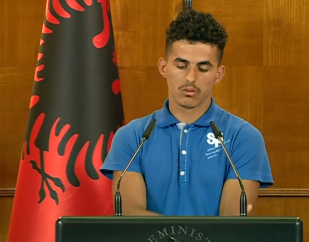 17-vjeçari përlotet para Ramës: Babai më vdiq, mbaj nënën dhe motrat. Shikojeni rastin tim