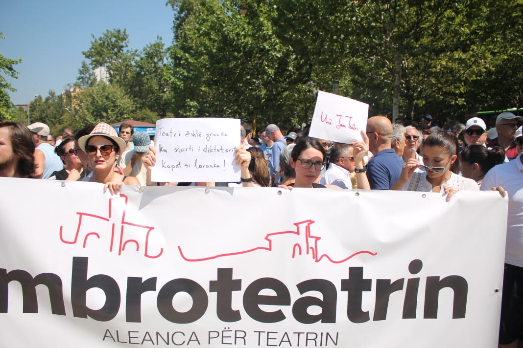 Protestë para Kuvendit/ Asqeriu: Tërhiquni nga pr.ligji, mos luani me artistët!