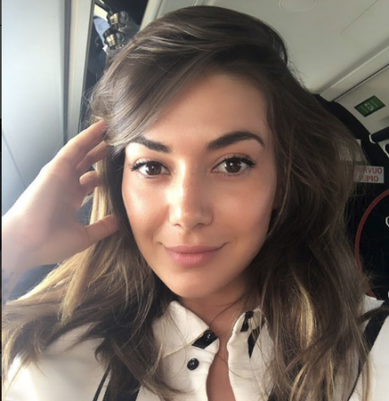 Elvanën e zë ‘syri i keq’, rrëzohet nga shkallët sapo zbret nga avioni (VIDEO)