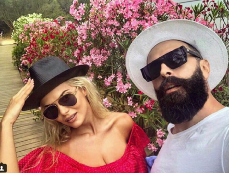 Ka veshur apo jo rrobabanje Marina? Moderatorja i kthen përgjigje me foto