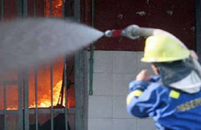 Si i vuri flakën shtëpisë së vjehrrit 30-vjeçari, pas dhurimit të djalit të porsalindur