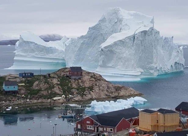 Ajsbergu gjigand mbërrin në breg! (VIDEO)