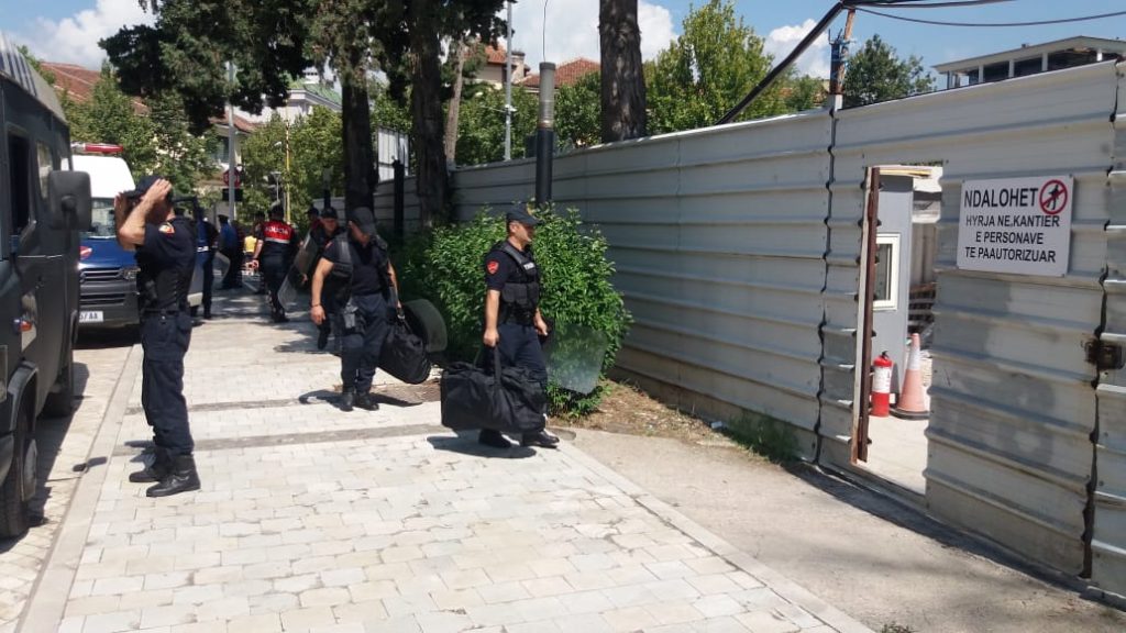 Pak orë para votimit të ligjit për Teatrin, Kuvendi blindohet nga forcat speciale