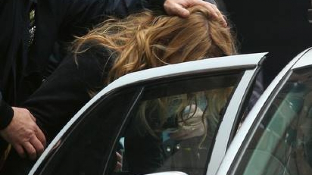 EMRI/ Arrestohet femra që grabiste karburantet, shpallet në kërkim kushëriri