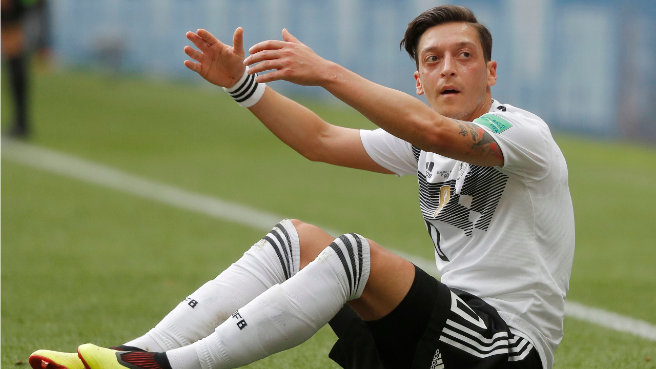 “Ai ishte një m*t për vite”, presidenti i Bayernit mirëpret largimin e Ozil nga Gjermania