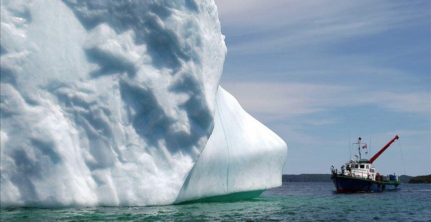 Ajsbergu gjigand i afrohet fshatit, panik te banorët