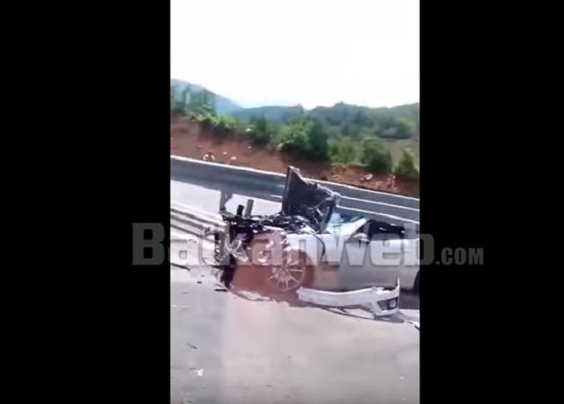 Aksident i rëndë në “Rrugën e Kombit”, makina përfundon poshtë trafikndarëses (Video)