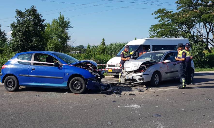 Përplasen makinat, njëri nga drejtuesit “arratiset” (FOTO)